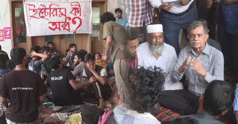 কুয়েটে আন্দোলনরত শিক্ষার্থীদের সঙ্গে আলোচনা করছেন শিক্ষা উপদেষ্টা